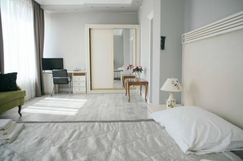 マハチカラにあるHotel Luxのベッドルーム1室(ベッド1台、デスク、コンピュータ付)