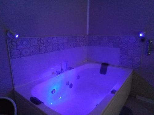baño con bañera con iluminación púrpura en Vida Rooms Luxury, en Palermo