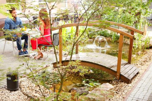 Taman di luar Six Inn Hotel Budapest