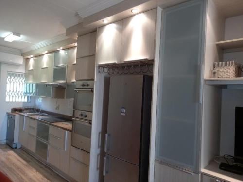 een keuken met roestvrijstalen apparatuur en een koelkast bij Ocean Breeze 23 in Kingsborough