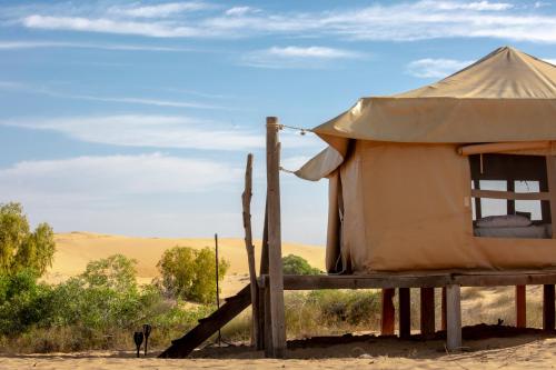 ein Zelt mitten in der Wüste in der Unterkunft Horizons Lodges Lompoul in Lompoul