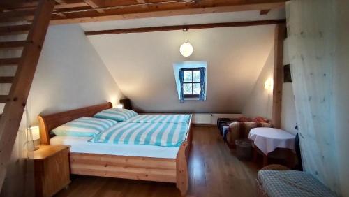una camera da letto con un letto con lenzuola blu e una finestra di Ferienappartement Rondine Bekond a Bekond
