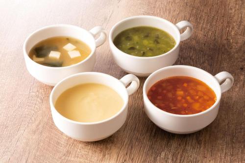 een groep van vier kopjes soep op een tafel bij Comfort Hotel Hamamatsu in Hamamatsu