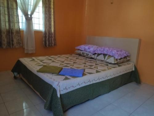 Кровать или кровати в номере Munir Homestay