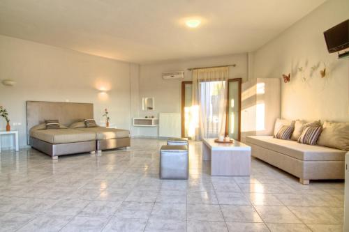 Гостиная зона в Antigoni Villa, a back-to-nature sanctuary, By ThinkVilla
