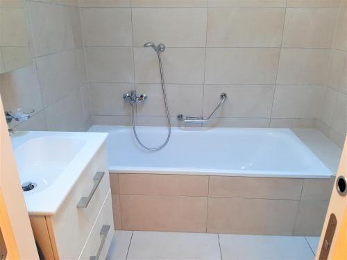 W łazience znajduje się prysznic, wanna i umywalka. w obiekcie San Giulio Roveredo w mieście Roveredo