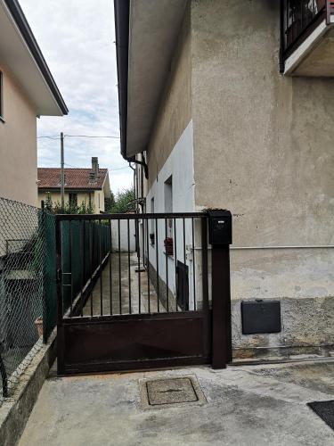 a gate in the side of a building at Bilocale Francesca in Erba