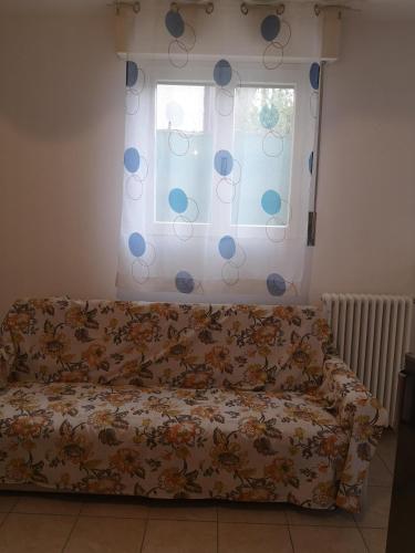 a couch in a living room with a window at Bilocale Francesca in Erba