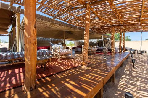 Eine Veranda aus altem Haus in der Wüste in der Unterkunft Horizons Lodges Lompoul in Lompoul