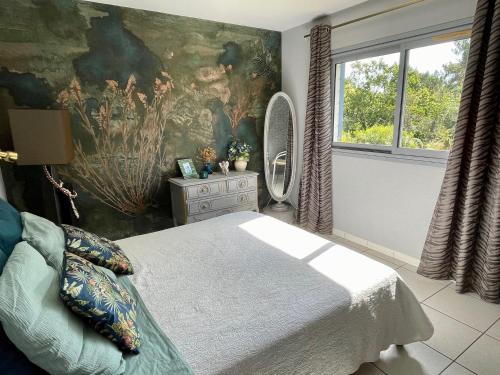 une chambre avec un lit, un miroir et une fenêtre dans l'établissement Beautiful flowery garden, pool and pleasant house, à Lacanau