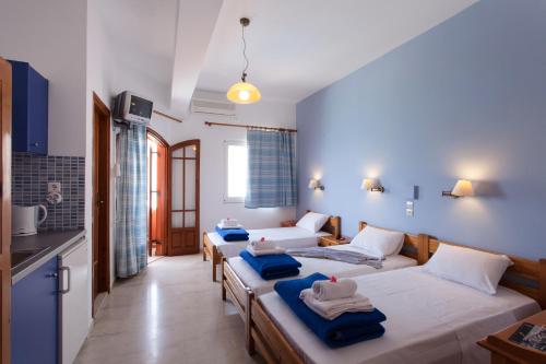 Pokój z 3 łóżkami i kuchnią w obiekcie Flisvos Rooms w mieście Plakias