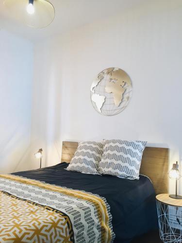 - une chambre avec un lit et un globe sur le mur dans l'établissement Charmant T2 proche gare, avec la fibre et jardin, à Lorient
