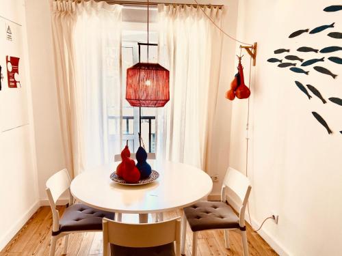 ein Esszimmer mit einem Tisch mit zwei Kaninchen darauf in der Unterkunft Enjoy Casa dos Corvos Apartment in Lissabon