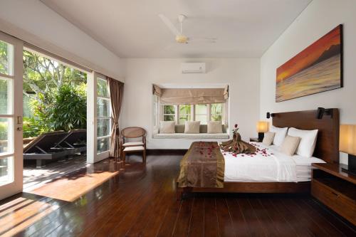 - une chambre avec un lit et une grande fenêtre dans l'établissement Villa Kiran 1 Seminyak, Big Pool! Big Garden!, à Seminyak