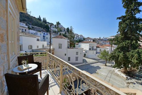 uma varanda com uma mesa e cadeiras com vista em Angelica Traditional Boutique Hotel em Hydra