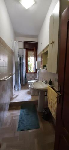 een badkamer met 2 wastafels en 2 toiletten bij da giusi in Morciano di Romagna