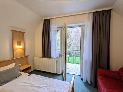 Postel nebo postele na pokoji v ubytování Hotel Saaletalstuben