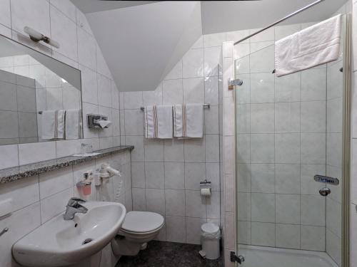 Phòng tắm tại Hotel Saaletalstuben