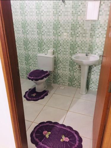 a bathroom with a toilet and a sink at Sítio Santo Agostinho in Porangaba