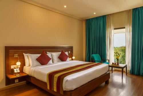 Un pat sau paturi într-o cameră la Fortune Pandiyan Hotel, Madurai - Member ITC's Hotel Group