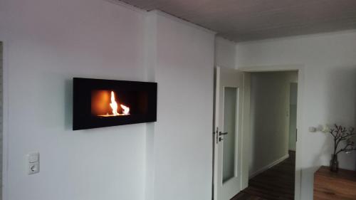 Televisyen dan/atau pusat hiburan di Schöne Ferienwohnung in Oberkotzau am Fichtelgebirge