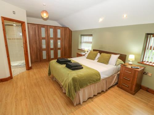 Un pat sau paturi într-o cameră la Cefn-Yr-Efail