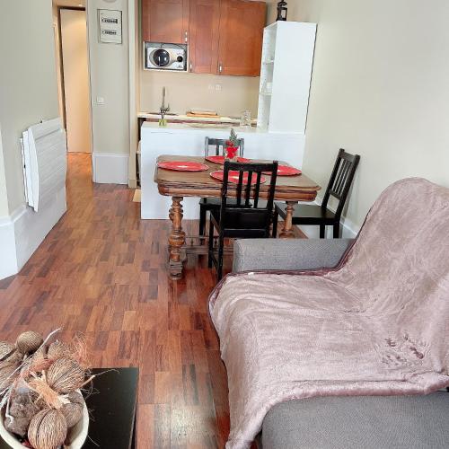  CONFORTSKI CANIGOU -  Room  picture :   Tea/Coffee maker    TV    Hairdryer                           