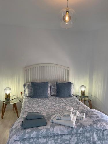 een slaapkamer met een bed met 2 handdoeken en 2 tafels bij DREAM SELECT in Santa Cruz de Tenerife