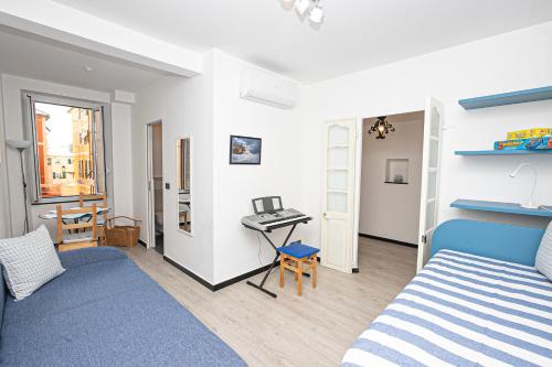um quarto com uma cama azul e uma secretária em CoZy House Boccadasse by the sea in Genova em Gênova