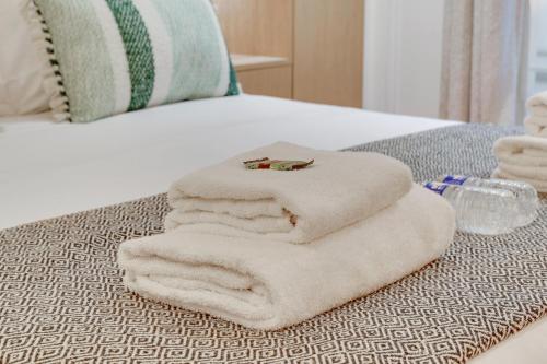 une pile de serviettes posée sur un lit dans l'établissement Amazing Historical Parisien Flat Next To Louvre Area - 3, à Paris