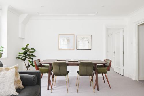 a dining room with a table and chairs at Luxury 1-bedroom apartment in Marylebone in London
