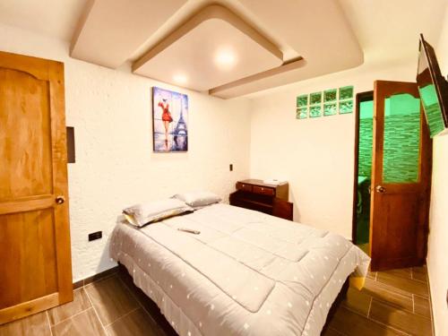 - une chambre avec un grand lit dans l'établissement Apartamento turístico jardín Antioquia, à Jardín