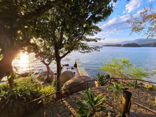a view of the water from the shore of a lake at Paraíso Azul Retiro in Abraão