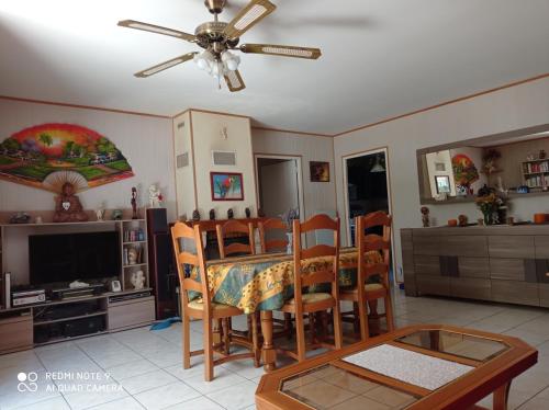 een woonkamer met een tafel en een eetkamer bij Chambre privée dans maison au pied de la montagne noire, 5km de Mazamet in Saint-Amans-Valtoret