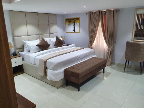 A bed or beds in a room at Choice Luxe Lagos