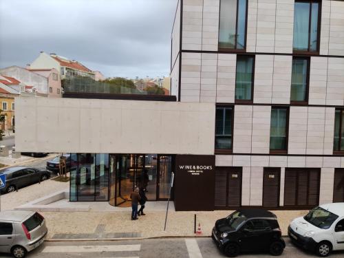 un bâtiment avec des voitures garées devant lui dans l'établissement Memoria 49 - 21, à Lisbonne