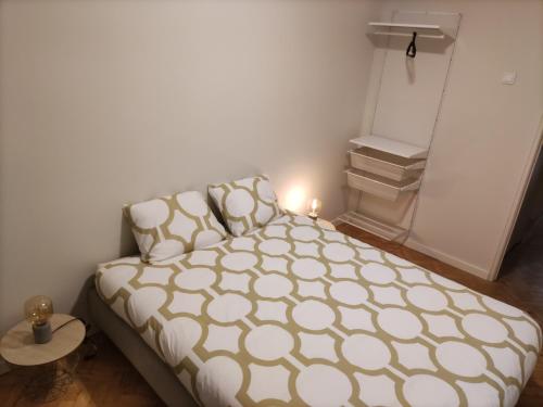 ein Schlafzimmer mit einem Bett und einem kleinen Tisch in der Unterkunft Memoria 49 - 21 in Lissabon