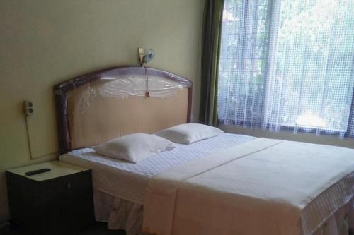Säng eller sängar i ett rum på Hotel Olibert Parapat Ajibata Mitra RedDoorz