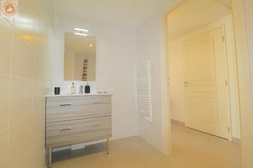 La salle de bains est pourvue d'une commode et d'un miroir. dans l'établissement ALC - MONT8 - 8 min Palais and Beaches, à Cannes