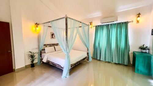 a bedroom with a bed with a canopy at Calvin's Retreat in Varca