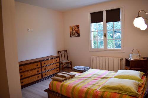 Saint-MesminにあるGîte Nolanのベッドルーム1室(ベッド1台、ドレッサー、窓付)