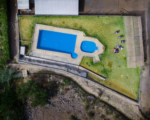 an overhead view of a pool in a park at Cabañas Rivadavia Spa in Vicuña