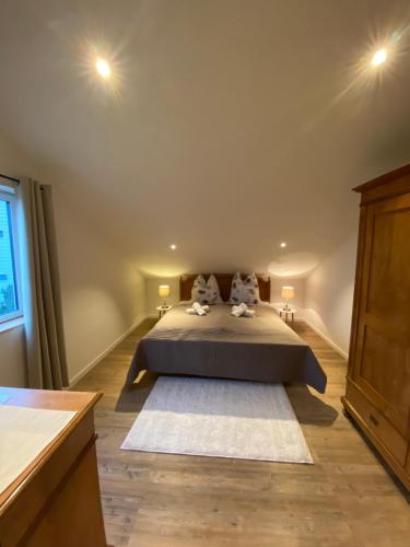 um quarto com uma cama com duas almofadas em Ferienwohnung Lehmann em Staufen