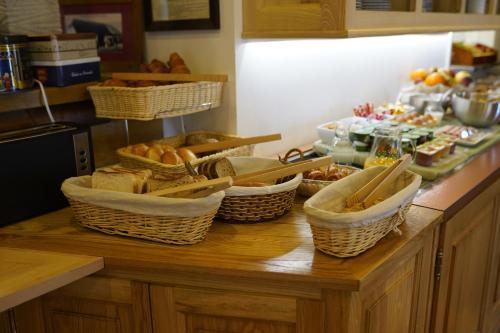 a counter with baskets of bread and other food on it at A l'Arbre Vert in Wintzfelden