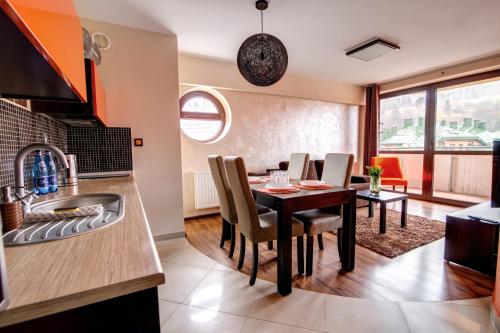 Kuchyňa alebo kuchynka v ubytovaní Krynica Apartamenty Centrum Deptak 119