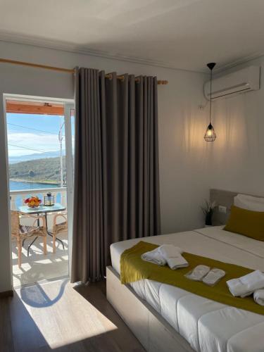 Una cama o camas en una habitación de Relax Mea Hotel