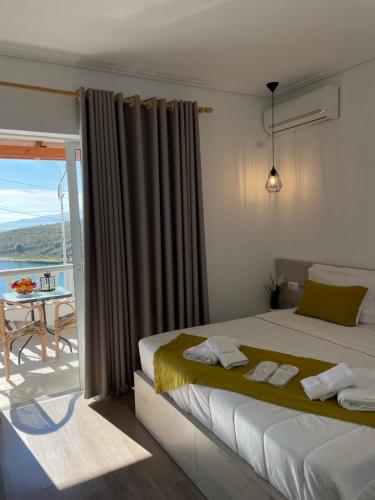 sypialnia z łóżkiem i widokiem na ocean w obiekcie Relax Mea Hotel w Sarandzie