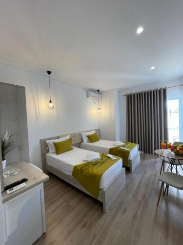 Una cama o camas en una habitación de Relax Mea Hotel
