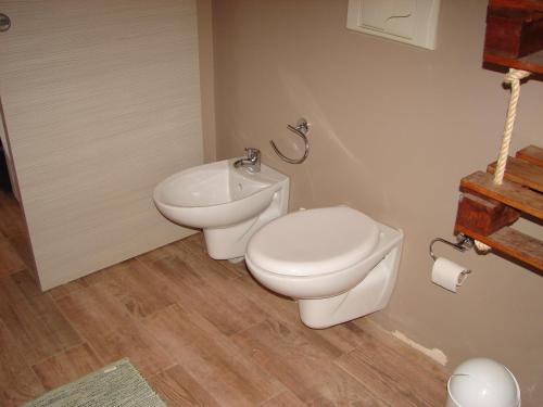 a bathroom with a toilet and a sink at KatlantiK Ca Madeira Deluxe in Sal Rei