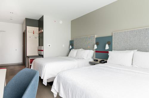 Llit o llits en una habitació de avid hotel Summerville, an IHG Hotel